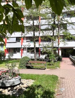 2-Zimmer-Wohnung mit Balkon und Einbauküche in gepflegtem Ambiente - Leonberg (Baden-Württemberg)