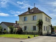 Mehrfamilienhaus in einem ehemaligen Schulgebäude mit Anbau - Historisches Juwel mit Altbau- und 70er Jahre Charme + Bauplatz / Rösch Immobilien - Efringen-Kirchen
