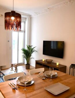 Möblierte 2-Zimmer-Erdgeschoss-Wohnung in historischem Gebäude mit Stuck und großer Terrasse - Berlin