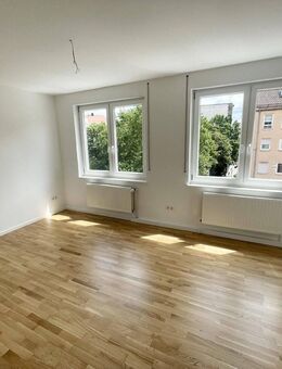 Erstbezug in großzügige 3-Zimmer Wohnung mit Balkon ins Grüne nach Sanierung - Nürnberg