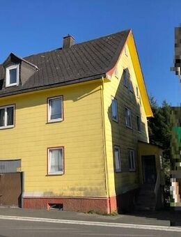 Provisionsfrei: 3-Familienhaus mit Ausbaupotenzial und Garten in Tettau - Tettau (Bayern)