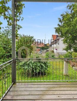 Stilvoll wohnen im denkmalgeschützten Herrenhaus! 2,5-Zi.-Whg. kernsaniert mit Balkon u. Garten - Alteglofsheim