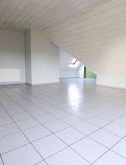 **VISTA Immobilien**Gemütliche Dachgechoß-Wohnung in 5-Parteienhaus mit Balkon und PKW-Stellplatz - Ober-Ramstadt