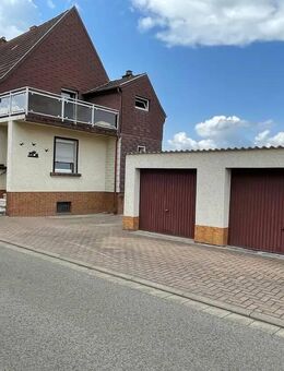 Sehr ruhig gelegenes Zweifamilienhaus mit Garage und Grundstück - Schönenberg-Kübelberg