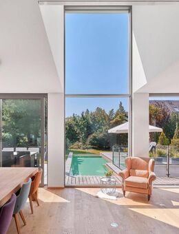 Herausragendes Design im Bauhausstil: Exklusive Familienvilla von 2017 mit Pool, Wärmepumpe und PV - Gräfelfing