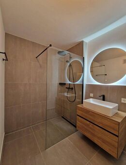 Provisionsfrei! Frisch sanierte und provisionsfreie helle 3-Zimmer-Wohnung mit Südbalkon - Augsburg