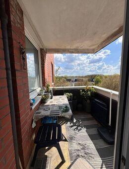 Vermietete Zwei-Zimmer-Wohnung im 6.OG mit Balkon und Fahrstuhl in Neumünster-Ruthenberg - Neumünster