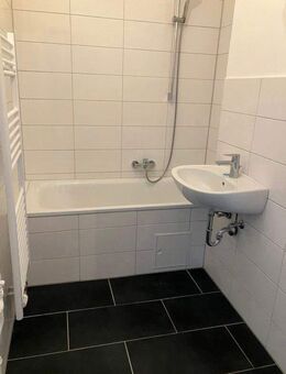 Sanierte 3 Zimmerwohnung mit Balkon - Frankfurt (Main)