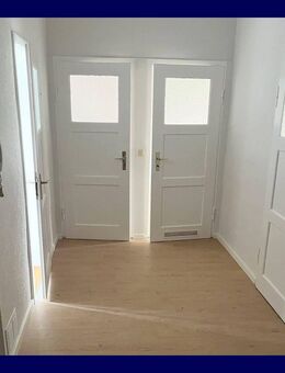 Willkommen Zuhause! 3 Zimmer mit zwei Balkonen, frisch renoviert mit neuem Boden und Tageslichtbad - Erfurt