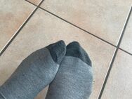 Gut riechende Socken von einer jungen Frau 💦 - Lübeck