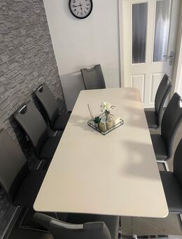 Modernes Esszimmer-Set Weißer Tisch (2 m) mit 8 grauen Schwingstühlen - Krefeld