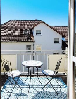 Bezugsfrei: Schicke, helle Maisonettewohnung mit Dachstudio, Balkon und Stellplätzen! - Eisingen (Bayern)