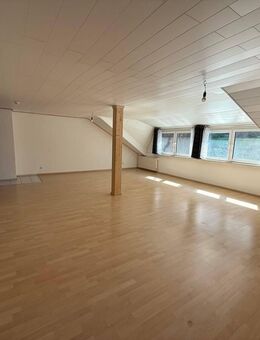Komplettes Dachgeschoss mit Balkon und Stellplatz - Meckesheim
