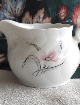 Passend zu den Schlüsseln und Platten eine Sauciere von Winterling - Köln