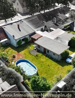 Zentral und dennoch ruhig gelegenes, ebenerdiges Wohnhaus mit eigener Hofauffahrt und großem Garten. - Rheinsberg