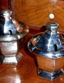 1 Paar sehr dekorative Gefäße mit Deckel, geschmackvoll gearbeitet in 57572