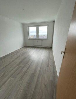 geräumige 3-Raum-Wohnung mit Wannenbad und Fenster, Keller und PKW-Stellplatz mgl. - Ziesendorf