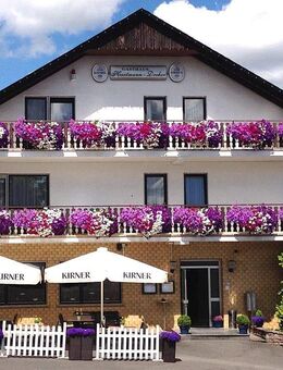 Mehrfamilien-/Gästehaus, Gastronomie mit Saal, Kegelbahn, Stellplätzen und Garten - Veitsrodt