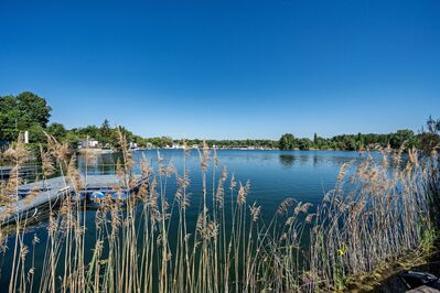 Traumhaftes Anwesen mit mediterranem Garten direkt am Wasser des paradiesischen Hohwiesen-Badesees