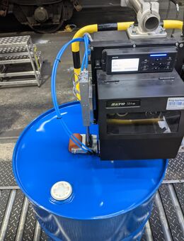Fass Etikettiermaschine mit Stempel und Sato Drucksystem S84NX 200dpi Neu - Waldbrunn (Baden-Württemberg)