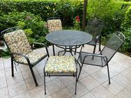 Gartenmöbel: 4 Stapelsessel, 1 Hocker und 1 runder Tisch zu verkaufen - Tamm