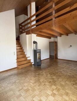 Schicke Maisonette-Wohnung in Toplage von Öhringen-Süd mit großer Terrasse, Kaminofen und Galerie - Öhringen