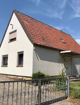 Kleines, freistehendes Einfamilienhaus mit 2 Garagen - Büddenstedt