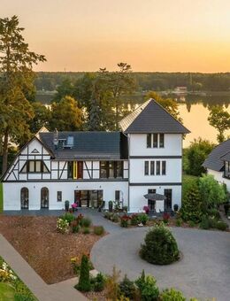 Spektakuläres Villenanwesen mit großer Remise (3WE) und einmaligen Blick auf den Röblinsee - Fürstenberg (Havel)