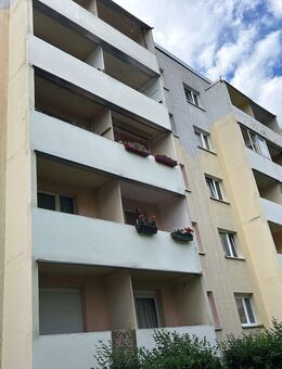 Frisch renovierte 4 – Zimmerwohnung in Randlage von Halle-Neustadt, idyllisch im Grünen und Loggia! - Halle (Saale)