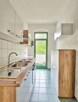 Renovierte Zweiraumwohnung mit EBK und Balkon * ruhig * 2. OG * Abstellraum * helle Räume * Stuck * Altbau saniert - Chemnitz