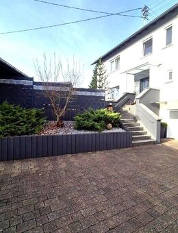 Wohnen für zwei Generationen: Poolbereich mit Außenbar & barrierefreiem EG - Katzweiler