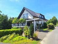 Energieeffiziente Immobilie: Modernes Wohnhaus mit zwei Einheiten und nachhaltiger Technik - Much