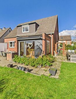 Charmantes Einfamilienhaus mit Wintergarten und großem Garten - Lehrte