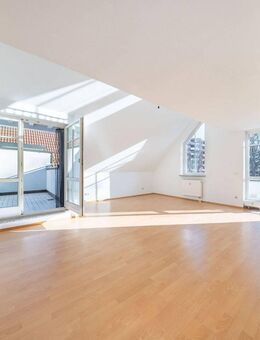 Schicke Galeriewohnung mit Dachterrasse und Balkon - München