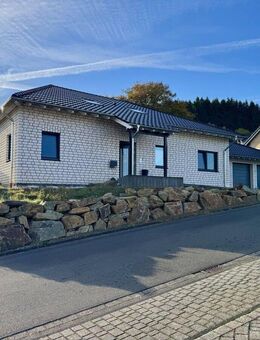 SELTENHEIT! Bungalow mit 4 Zimmern, großen Garten & Doppelgarage - Hellenthal