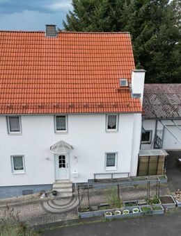 Hilders-Ortsmitte: Wohnhaus mit Scheune, 4 Garagen & großem Grundstück - Hilders
