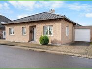 # INDEN/ALTDORF # Alles auf einer Ebene: Bungalow mit zwei Garagen und weiteren Extras. - Inden