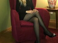 Blonde Göttin sucht Sklaven! Füße, Spanking, Roleplay - Hannover