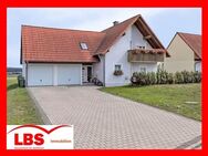 Interessantes und gut vermietetes Einfamilienhaus mit sonnigem Garten, Doppelgarage in Vilseck - Vilseck