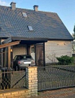Attraktives, freistehendes Einfamilienhaus mit Keller und 2 Garagen zu verkaufen! - Bielefeld