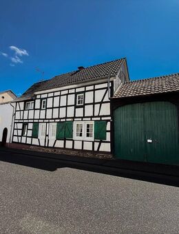 Kleinod! Liebevoll hergerichtetes Fachwerk-Idyll mit malerischem Innenhof, Scheune und Nebengebäude! - Grafschaft