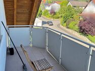 Helle Dachgeschosswohnung mit sonnigem Balkon und Einbauküche in Eibelstadt ! - Eibelstadt