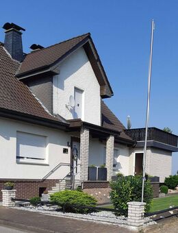 Attraktives Einfamilienhaus mit großem Garten und 2 Garagen in Borgentreich - Borgentreich (Orgelstadt)