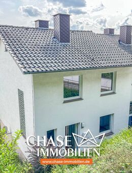 Charmante Doppelhaushälfte in Bad Karlshafen - Wohnen mit Potenzial in Hanglage und Weserblick! - Bad Karlshafen