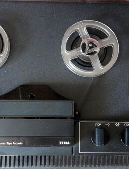 Tesla B 730 Stereo 4 Spur Bandmaschine, plus über einen Koffer Bänder. - Chemnitz