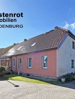 WOHNANLAGE MIT EINEM DOPPEL- UND EINEM REIHENDOPPELHAUS + NEBENGEBÄUDE + GARAGE + PHOTOVOLTAIKANLAGE - Anklam