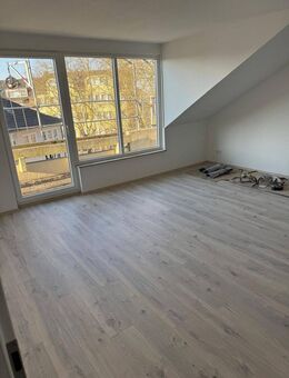 Frisch saniert und fertig: Schöne 2 Zimmer im Dachgeschoss mit großem Balkon in Ratingen - Ratingen