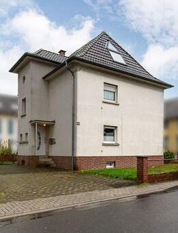 MANNELLA *Wohnen im Stadtzentrum* Zweifamilienhaus mit Garten, Garage und Ausbauperspektive. - Lohmar