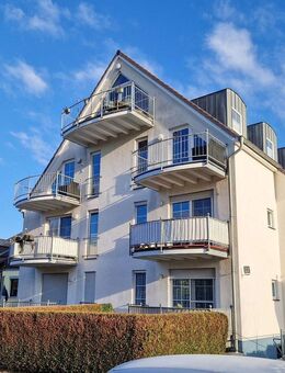 Kreuzau, moderne 3-Zimmer-Wohnung im 2-ten OG mit 2 Balkonen, Gartenmitbenutzung und Stellplatz - Kreuzau