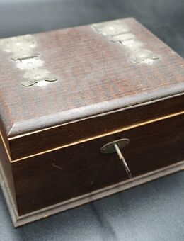 Holzkästchen mit Metallbeschlägen, verschließbar, 18 x 14 x 11 cm - München
